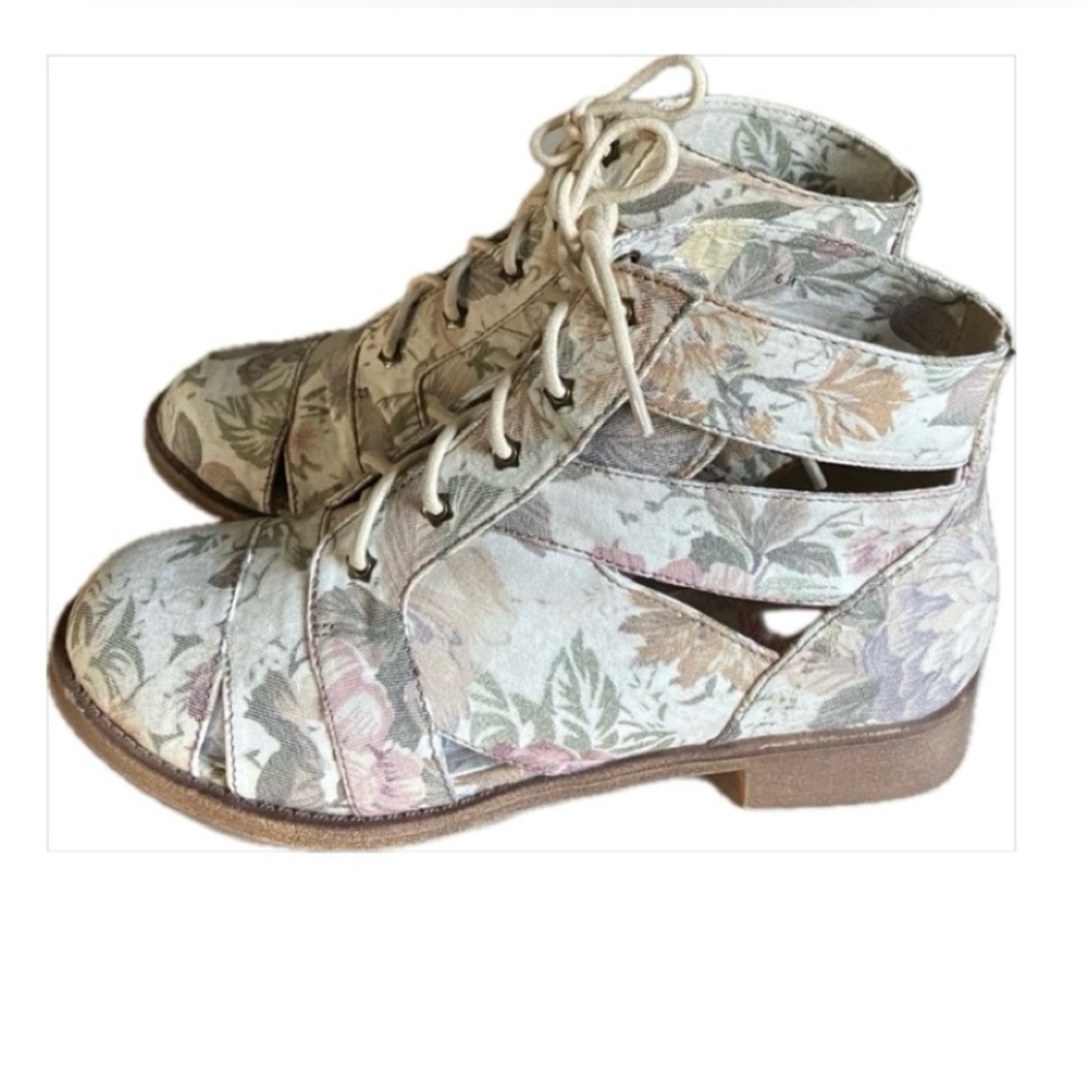 Jelly pop Alaina boot size 6 medium.